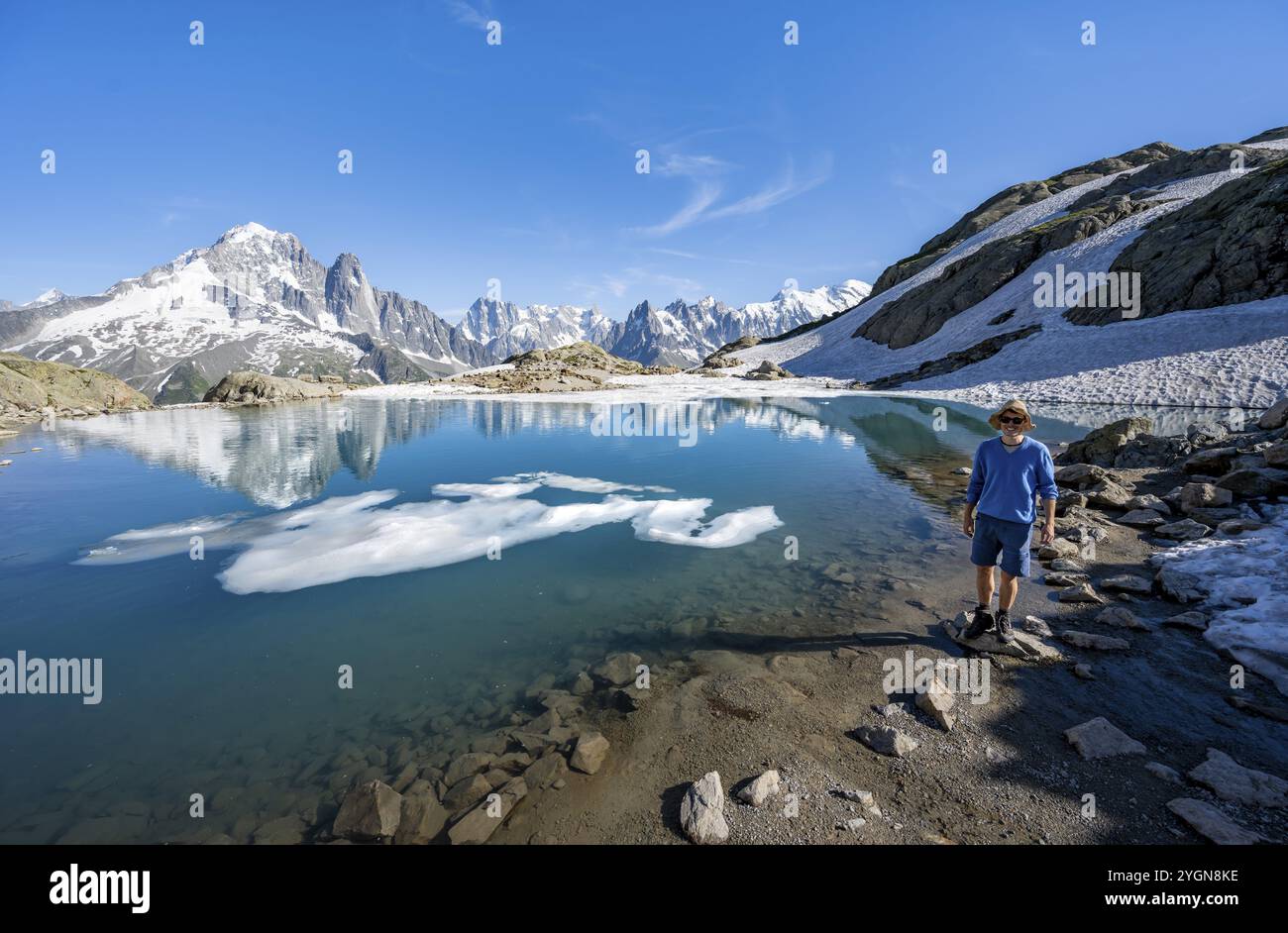 Bergsteiger vor Berglandschaft mit Bergsee, Tourist am Lac Blanc mit Wasserspiegelung, Berggipfel Aiguille Verte, Grandes Joras Stockfoto