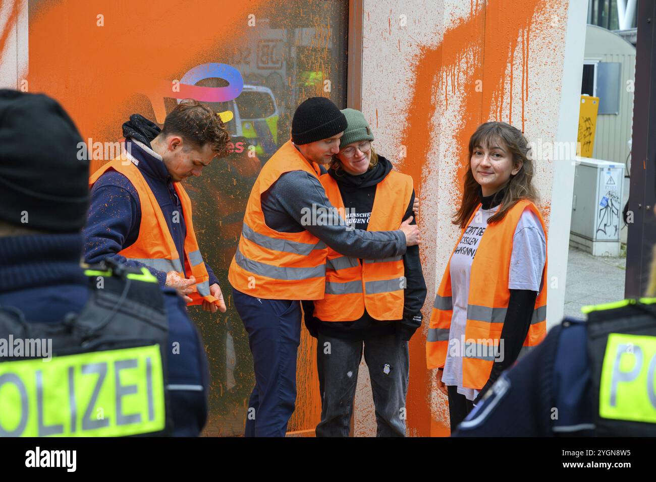 Aktivisten der letzten Generation in Polizeigewahrsam nach Farbenangriff auf das Gebäude von Total Energies. Sie protestieren gegen den LNG-Weltgipfel Stockfoto