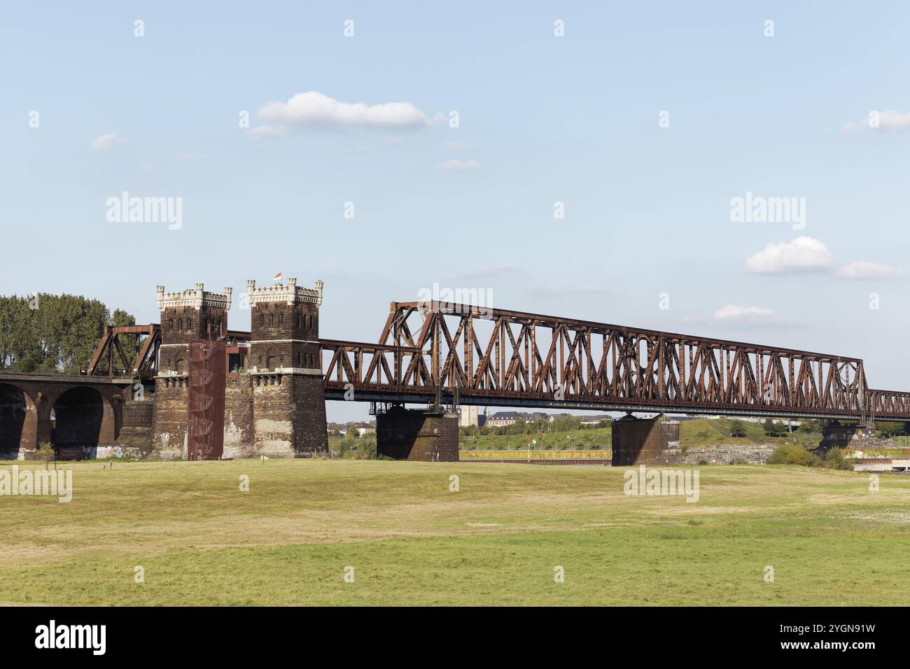 Duisburg-Hochfeld Eisenbahnbrücke von 1927, alter Brückenpfeiler von 1873, Duisburg, Nordrhein-Westfalen, Deutschland, Europa Stockfoto