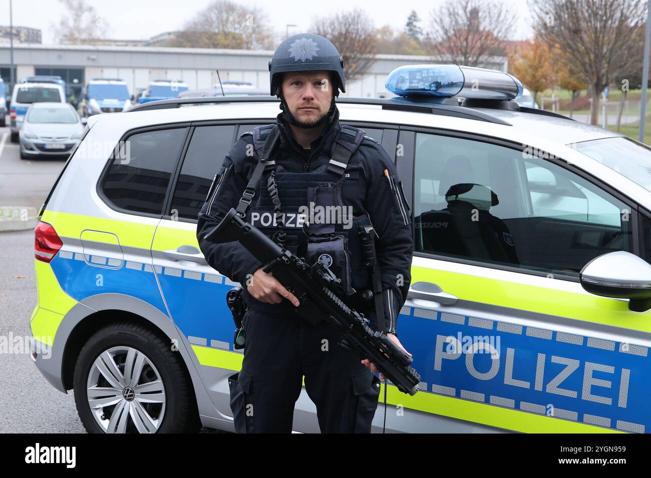 Erfurt, Deutschland. November 2024. Polizeisuperintendent Alexander Albinus steht bei einer Pressekonferenz des Landeskriminalamtes mit dem neuen Mittelstreckengewehr der Thüringer Polizei vor einem Rettungsfahrzeug in Schutzausrüstung. Über 1000 Gewehre des belgischen Herstellers FN Herstal wurden neu beschafft. Mittel-Entfernungswaffen werden von der Polizei eingesetzt, wenn es darum geht, entfernte Ziele zu treffen. Quelle: Bodo Schackow/dpa/Alamy Live News Stockfoto