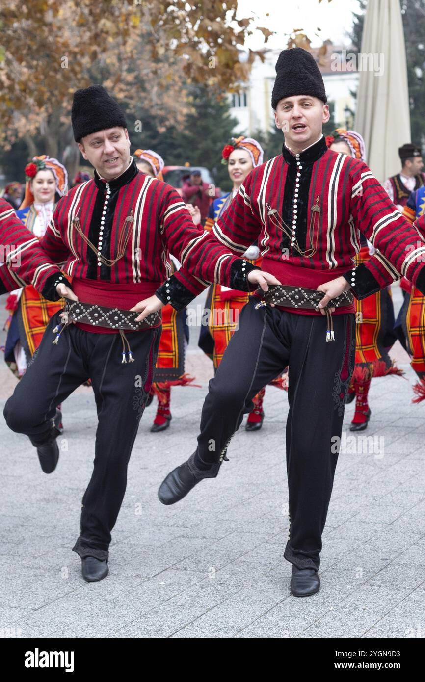 Plovdiv, Bulgarien, 26. November 2021: Jungweinparade in der Altstadt, traditionelle bulgarische Volkstänze, Europa Stockfoto