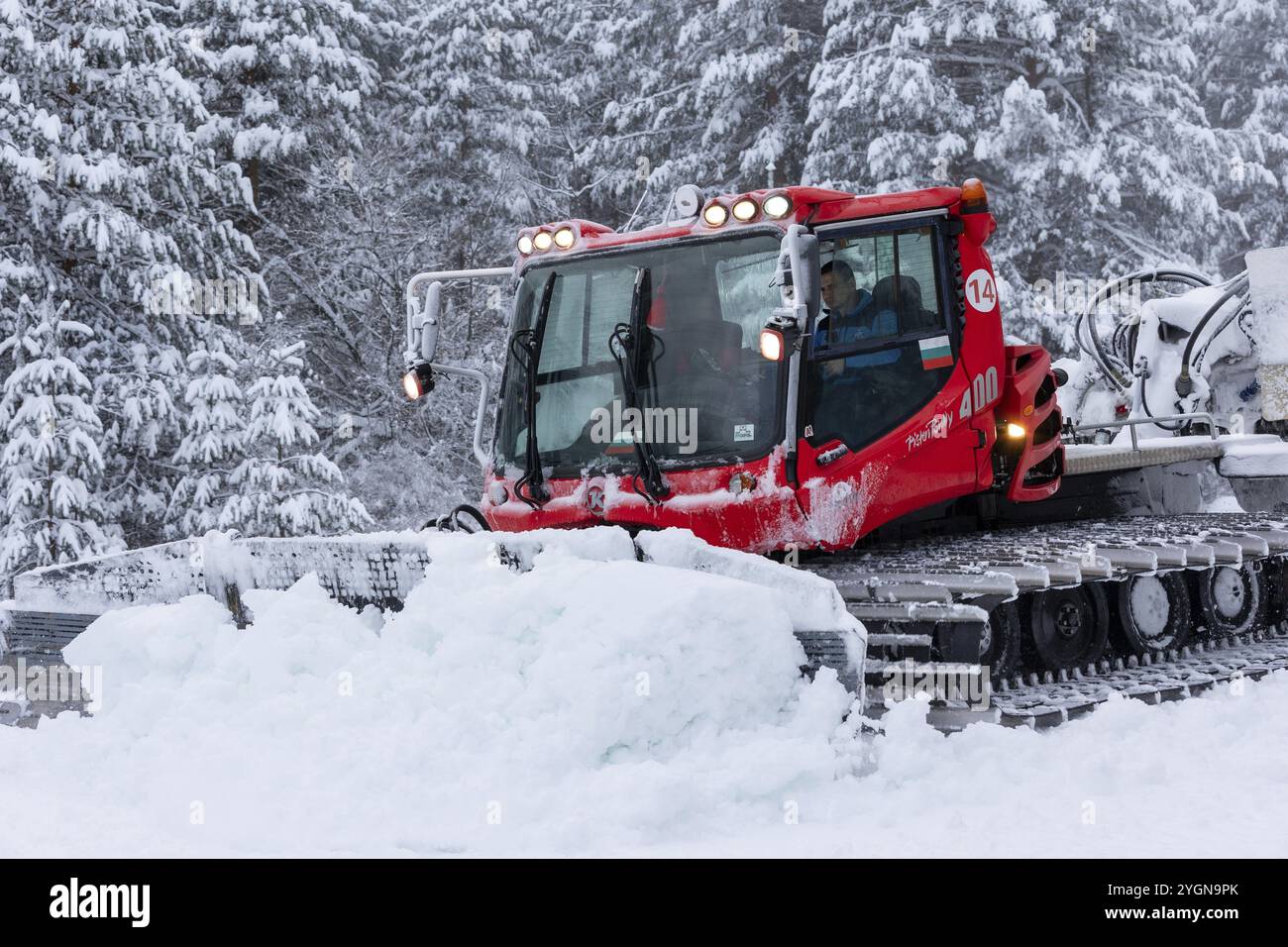 Bansko, Bulgarien, 21. Januar 2024: Schneeräumer Schneekatzen-Ratrack-Maschine zur Vorbereitung der Skipiste für den alpinen Skisport, Winterresort, Europa Stockfoto