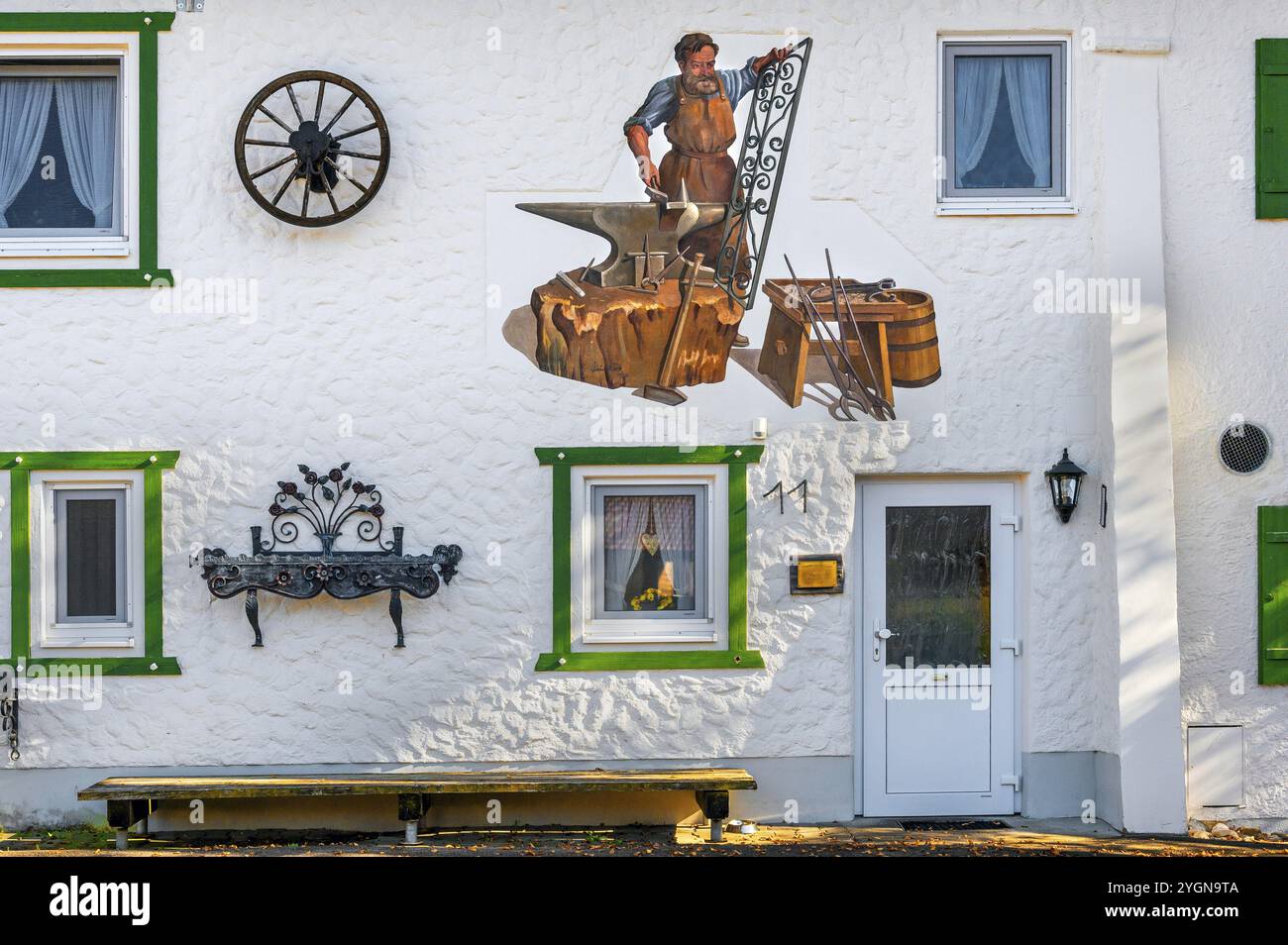 Fassade mit Lueftlmalerei, Kunstschmied, am Schweineberg, bei Ofterschwang, Allgaeu, Bayern, Deutschland, Europa Stockfoto