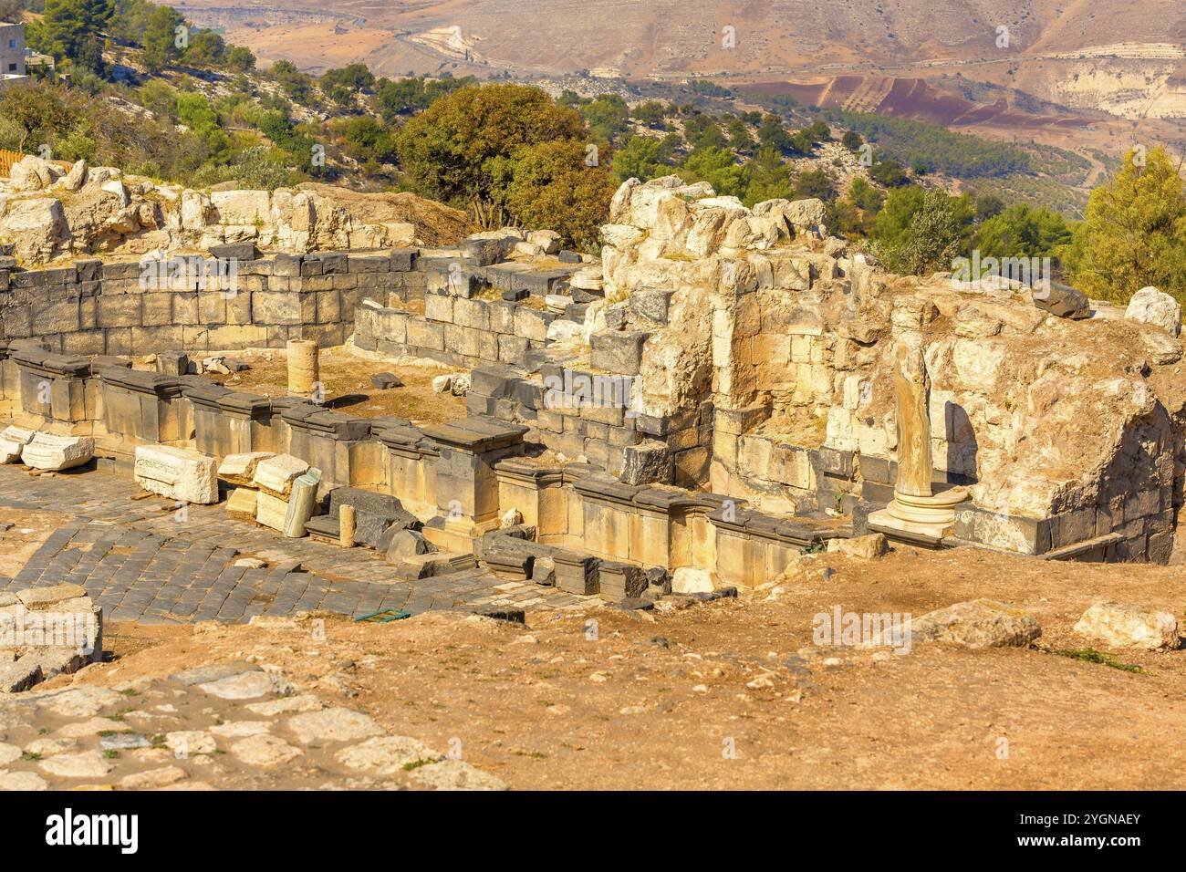 Römische Straße von Umm Qais Gadara in Nordjordanien. Es liegt im Nordwesten des Landes Stockfoto