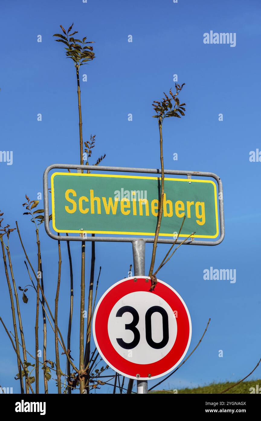 Schweineberg Stadtschild und blauer Himmel, bei Ofterschwang, Allgaeu, Bayern, Deutschland, Europa Stockfoto