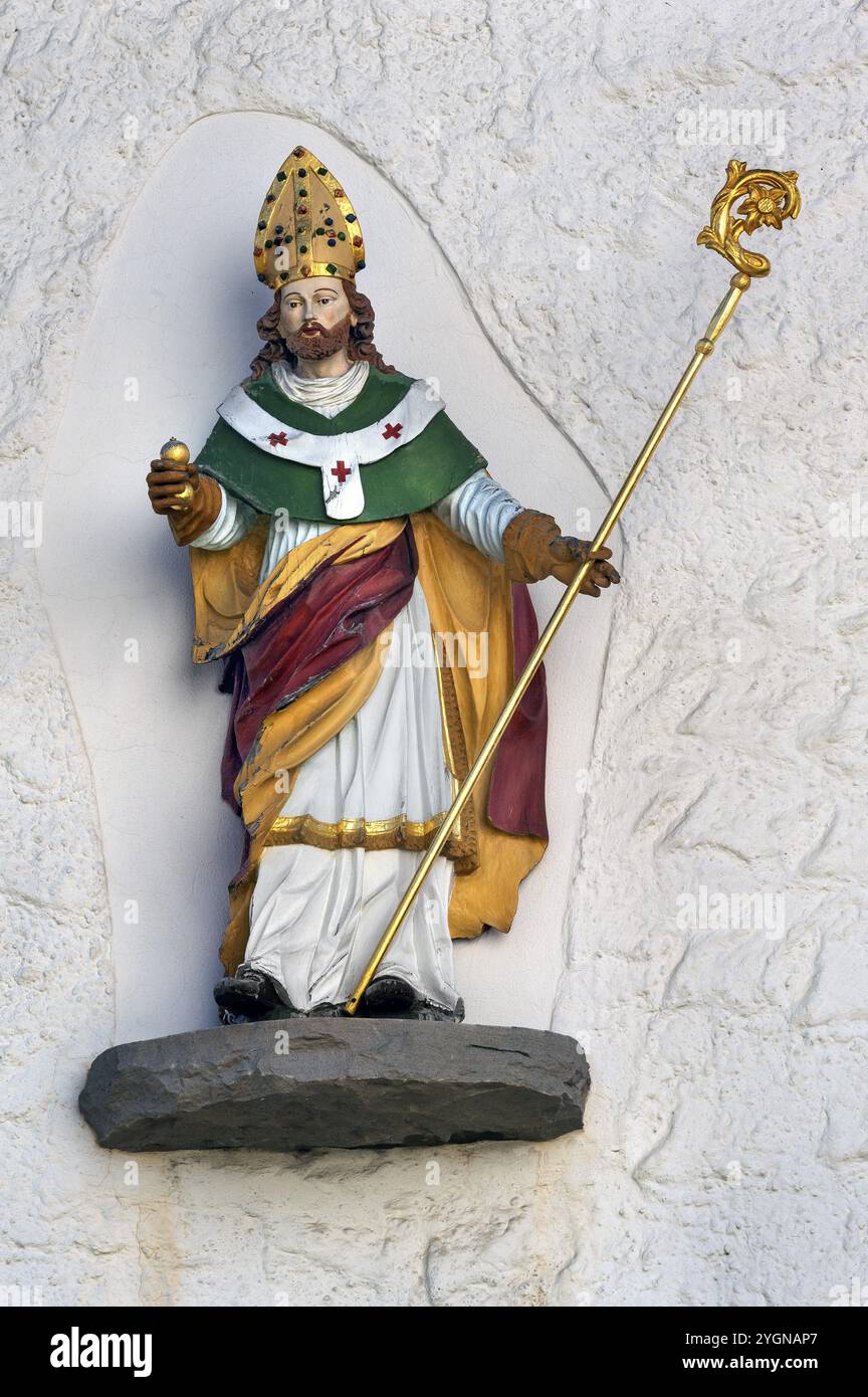 Fassade mit Bischofsfigur, am Schweineberg, bei Ofterschwang, Allgaeu, Bayern, Deutschland, Europa Stockfoto