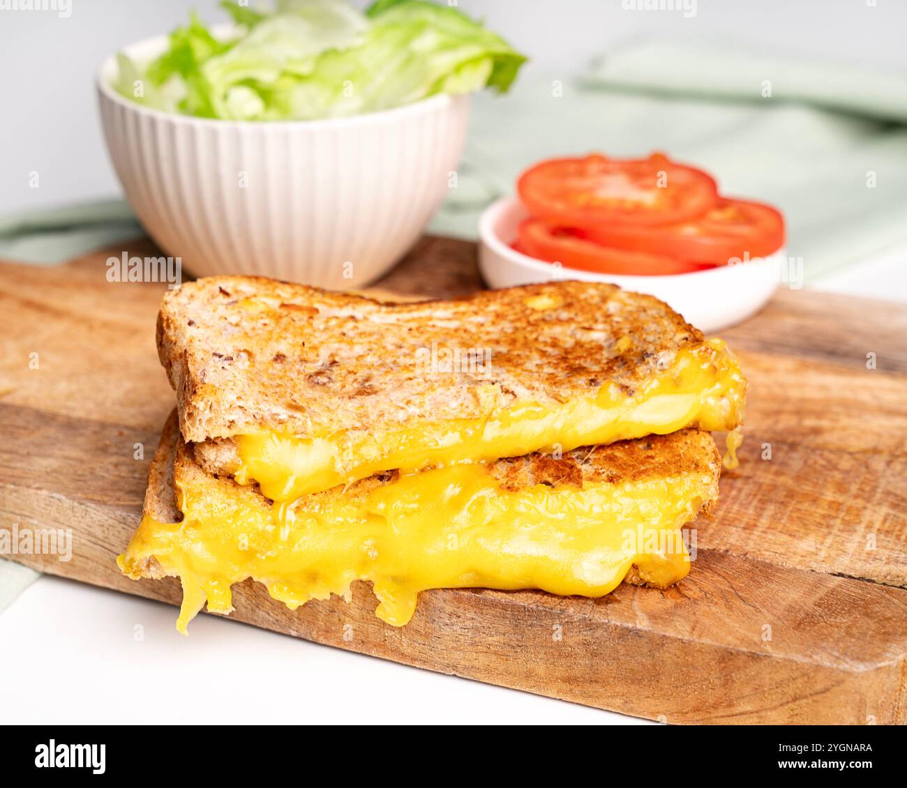 Sandwich mit gegrilltem Käse und Salat Stockfoto