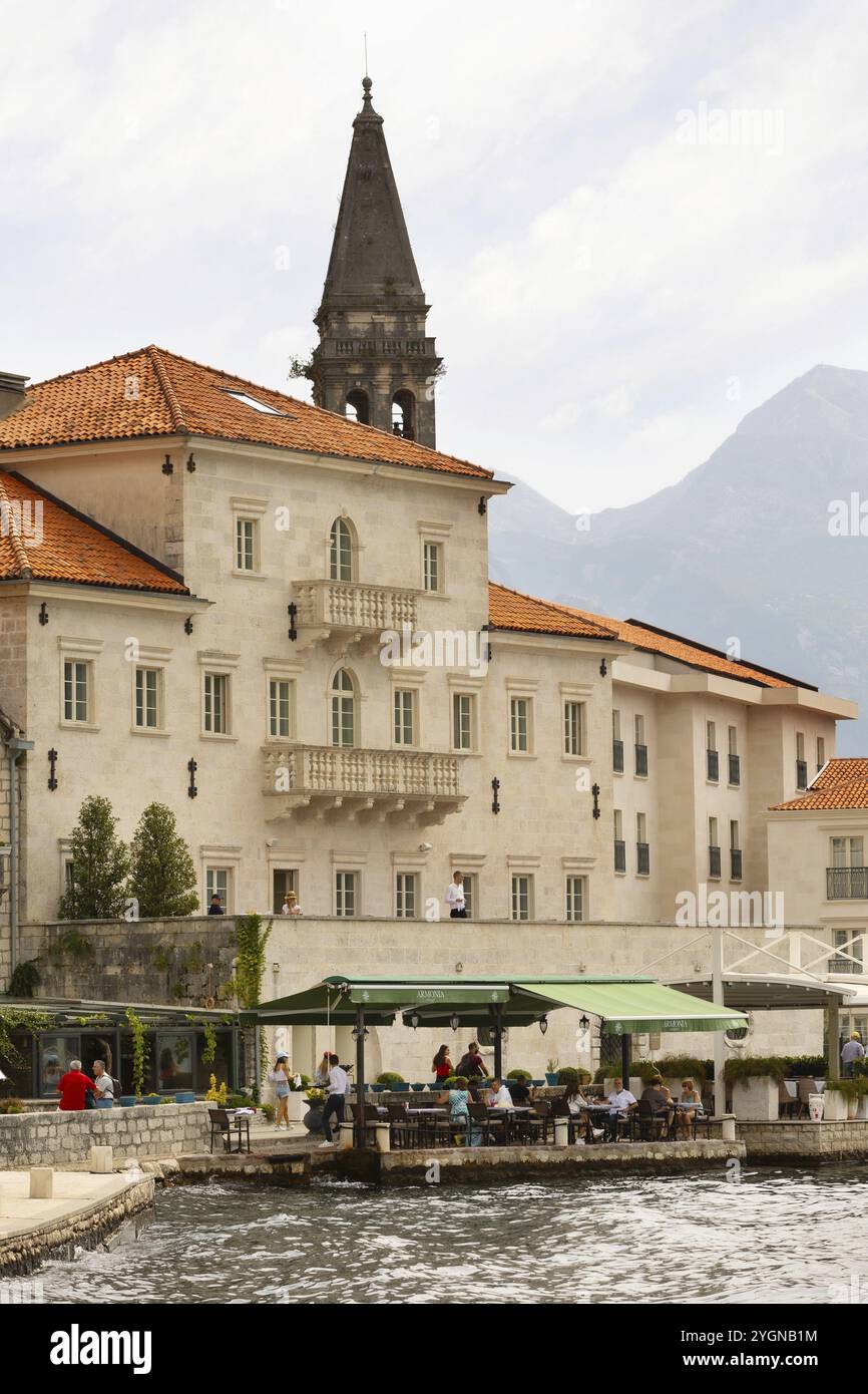 Perast, Montenegro, 21. September 2023: Stadtblick, Straße, Häuser und Kirchturm, Touristen und Boote, Europa Stockfoto