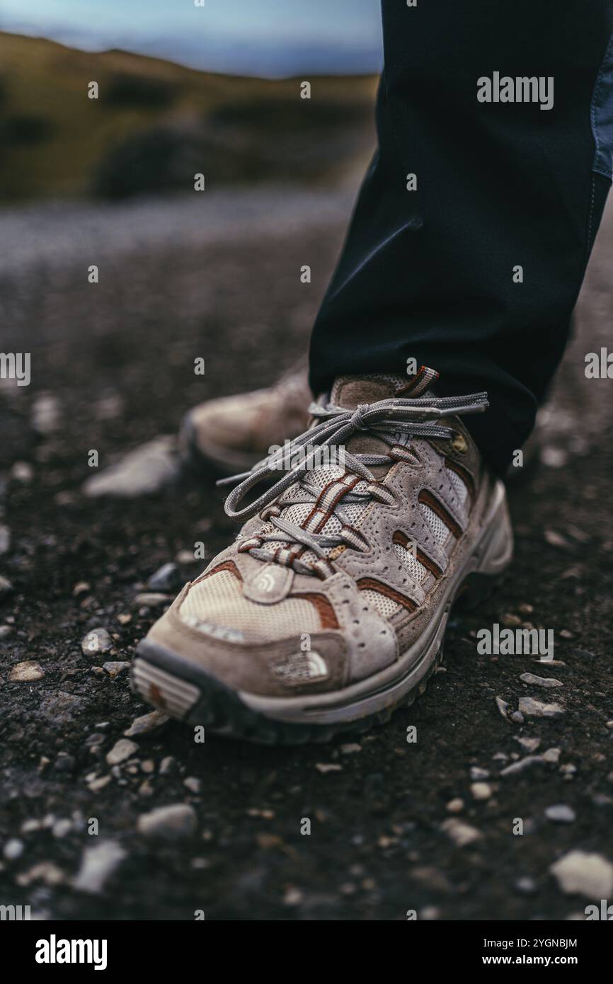 Wanderschuhe auf Kiesboden in Island Stockfoto