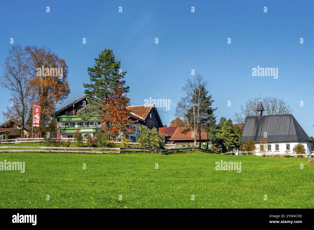 Gasthof und Kapelle am Schweineberg, blauer Himmel, bei Ofterschwang, Allgaeu, Bayern, Deutschland, Europa Stockfoto