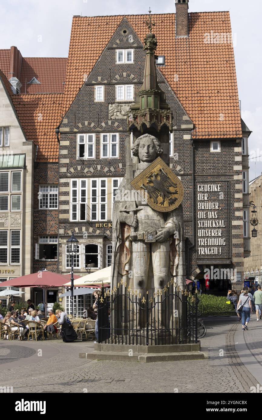 Steinstatue mit Rüstung und Wappen Bremen Roland auf dem Marktplatz in der Bremer Altstadt, Hansestadt Bremen, Deutschland, Europa Stockfoto
