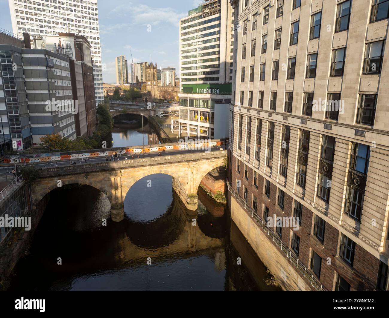 Apartmentblöcke entlang des Flusses Irwell, Manchester, England Stockfoto