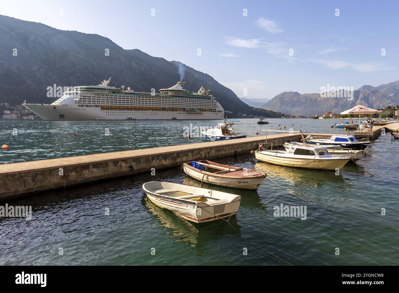 Kotor, Montenegro, 20. September 2023: Kotor Bay and Explorer of the Seas, Kreuzfahrtschiff Royal Caribbean, Europa Stockfoto