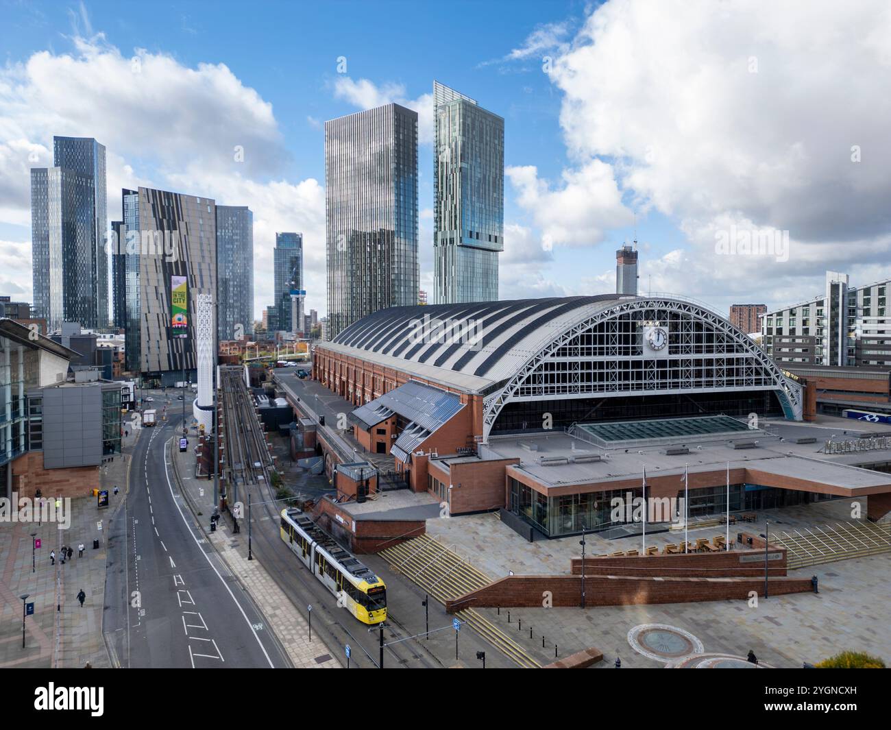 Die Straßenbahn fährt am Manchester Central Convention Centre und den Deansgate Towers in England vorbei Stockfoto