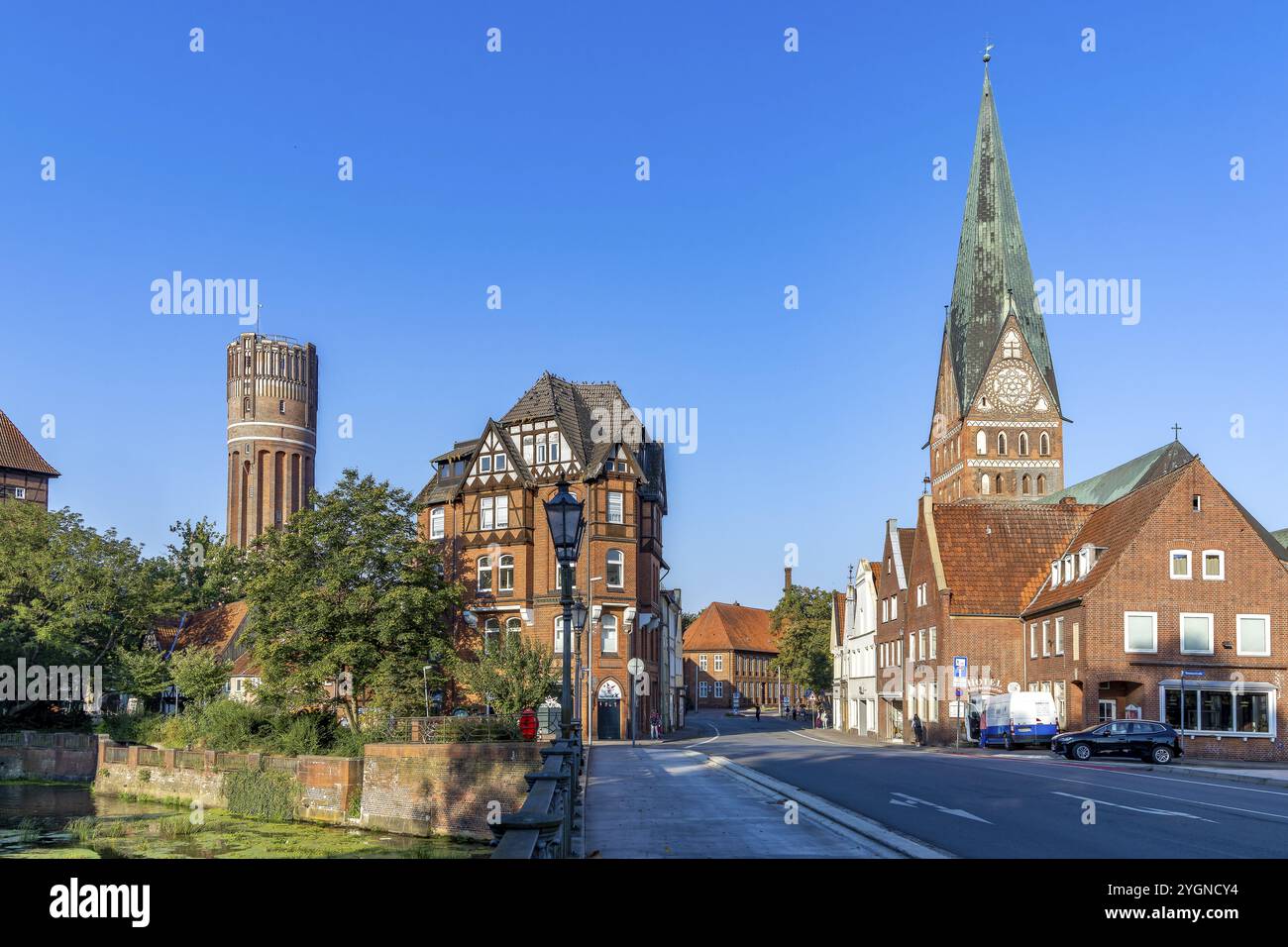 Die roten Backsteinhäuser der mittelalterlichen Altstadt Lüneburg, fotografiert von der historischen Brücke Altenbrueckentor und mit den Gebäuden Wasserturm Stockfoto