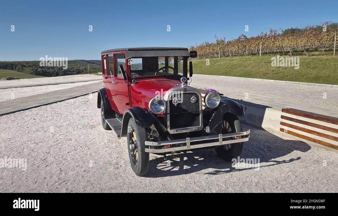 IALOVENI, MOLDAWIEN, 21. OKTOBER 2024 Roter Oldtimer der Dodge Brüder mit schwarzen Kotflügeln, geparkt auf der Weinkellerei Poiana Stockfoto