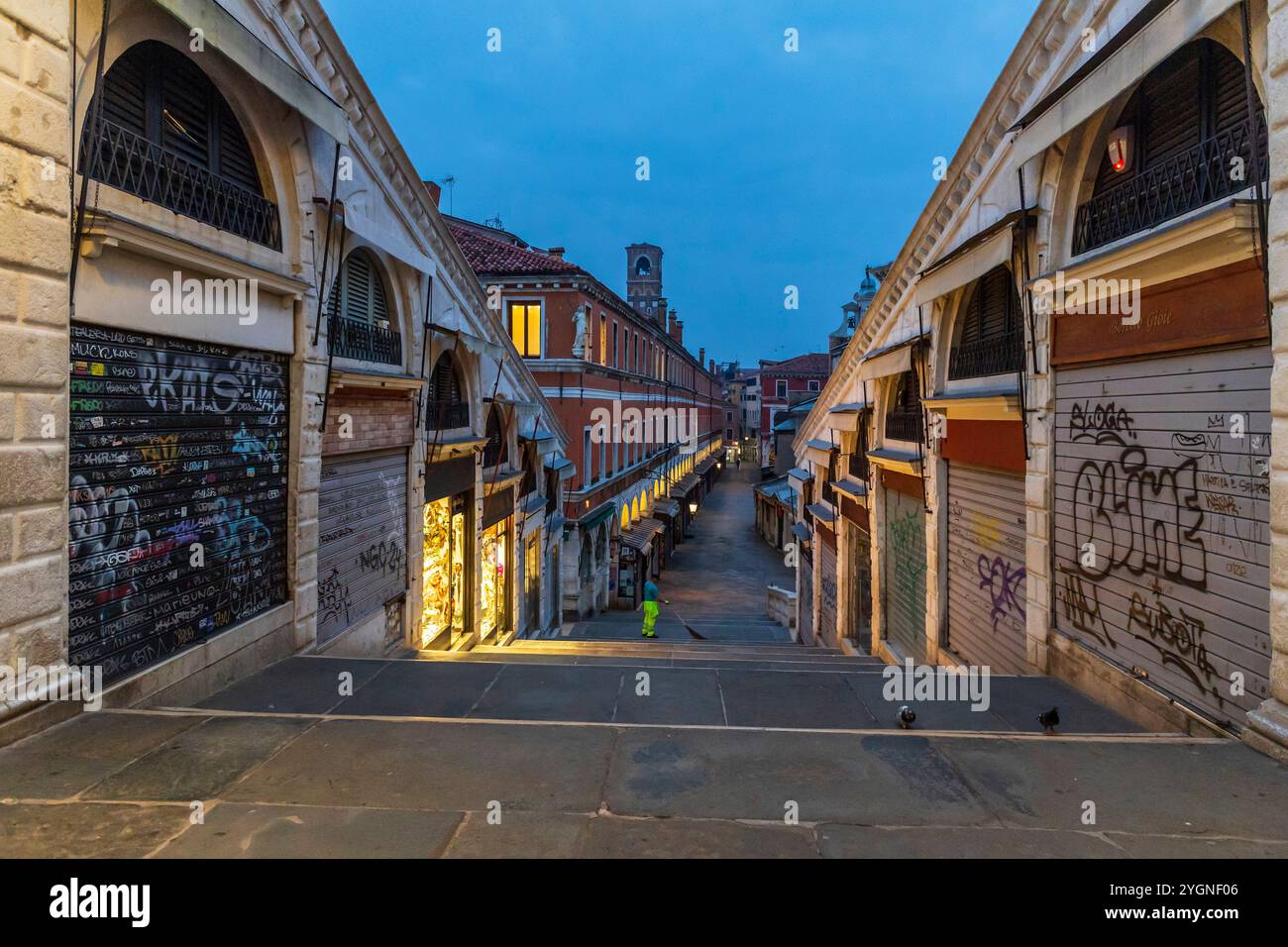 Kehrmaschine arbeitet am frühen Morgen in der Nähe von Ponte Rialto im entvölkerten Venedig Stockfoto