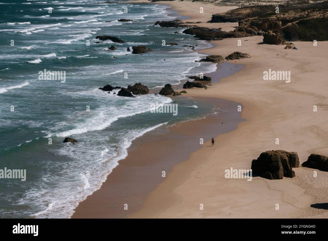 Perfekt geformte Wellen, die auf einen unberührten Strand Rollen, ideal für Wassersportarten wie Surfen oder Kiteboarden Stockfoto