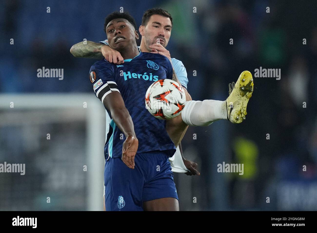 Roma, Italien. November 2024. Portos Samu Omorodion Alessio Romagnoli während der UEFA Europa League Einzelgruppe zwischen Lazio und Porto im Olympiastadion in Rom, Italien - Donnerstag, 7. November 2024 - Sport Soccer (Foto: Alfredo Falcone/LaPresse) Credit: LaPresse/Alamy Live News Stockfoto