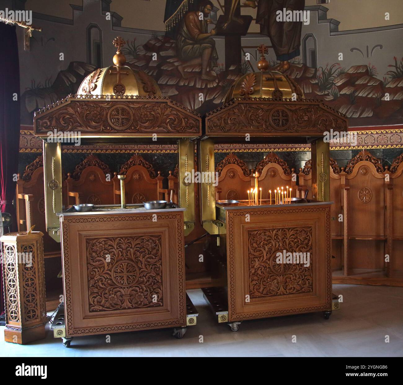 Votivkerzen zünden unter geschnitztem Holzdach in der griechischen orthodoxen Kirche der Heiligen Konstantin und Helen Lazaraki Glyfada Athen Attika Griechenland Stockfoto