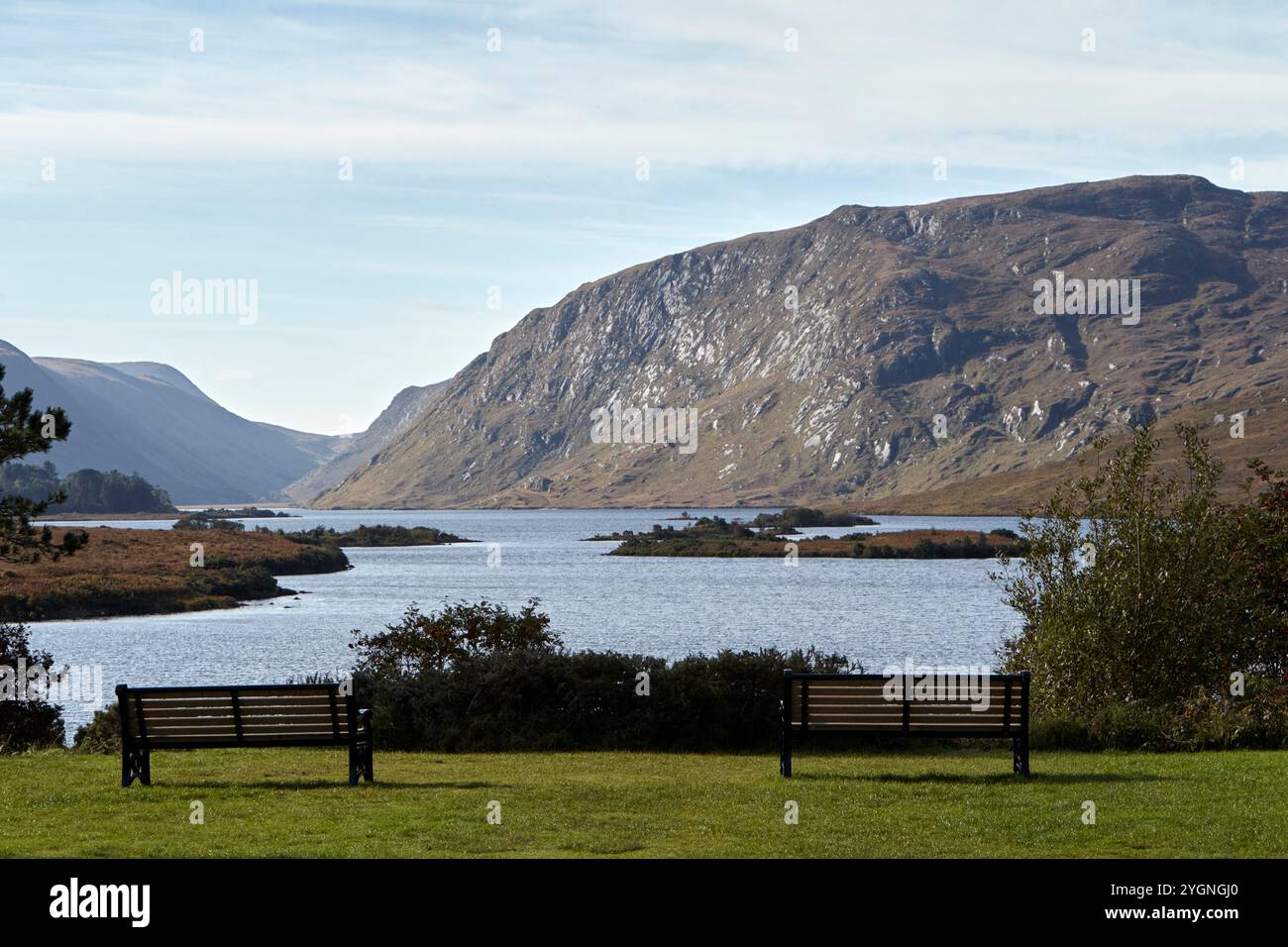 Leere Bänke zum Sitzen und genießen Sie die Aussicht auf den lough Beagh glenveagh Nationalpark, County donegal, republik irland Stockfoto