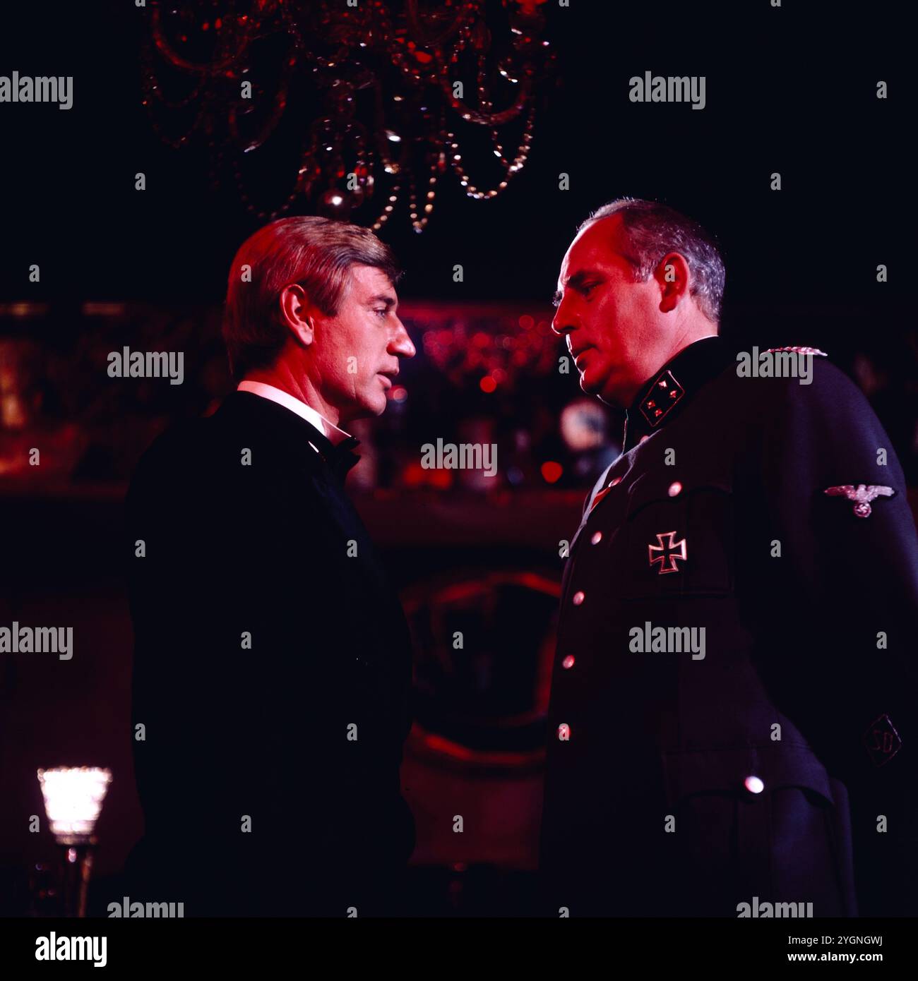 Es muss nicht immer Kaviar sein, ZDF TV-Serie, 1977, nach dem Roman von Johannes Mario Simmel, Regie: Thomas Engel, Folge 13: Schwarzmarktgeschäfte, Szene: Siegfried Rauch als Thomas Lieven, Gert Günther Hoffmann als Obersturmbannführer Eicher - bei jeder neuen Begegnung hoff Eicher den zwielichtigen Thomas Lieven in seine Hände und die SS zu bekommen. Stockfoto