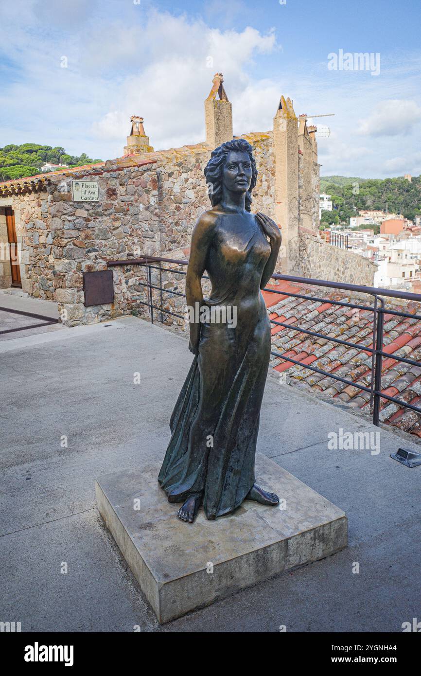 Tossa de Mar - 1. September 2024: Bronzestatue von Ava Gardner mit Blick auf Tossa de Mar, Costa Brava Stockfoto