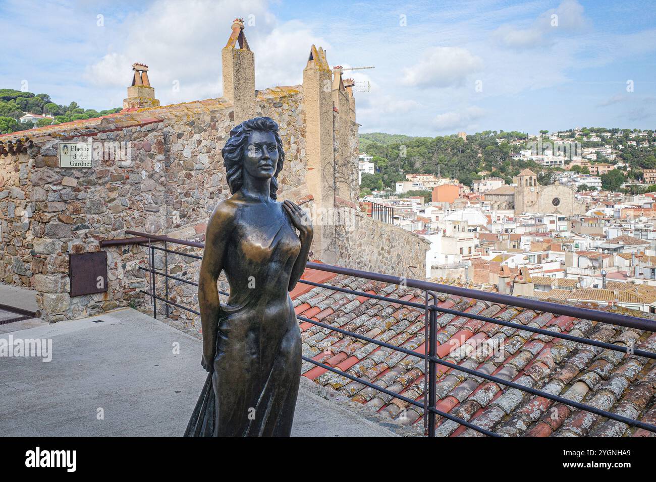 Tossa de Mar - 1. September 2024: Bronzestatue von Ava Gardner mit Blick auf Tossa de Mar, Costa Brava Stockfoto