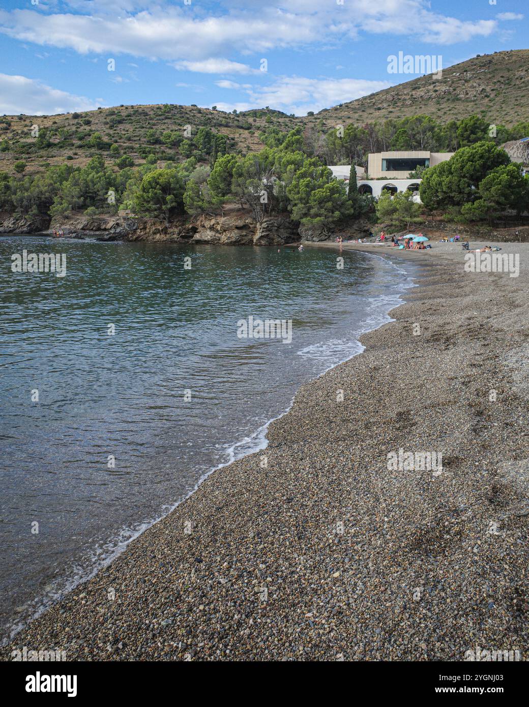 Girona, Spanien - 9. August 2024: Blick auf das Restaurant El Bulli vom Strand von Cala Montjoi, Costa Brava, Katalonien Stockfoto