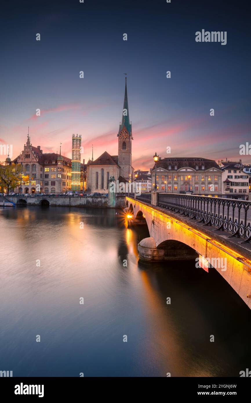 Zürich, Schweiz. Stadtbild von Zürich, Schweiz bei schönem Herbstuntergang. Stockfoto