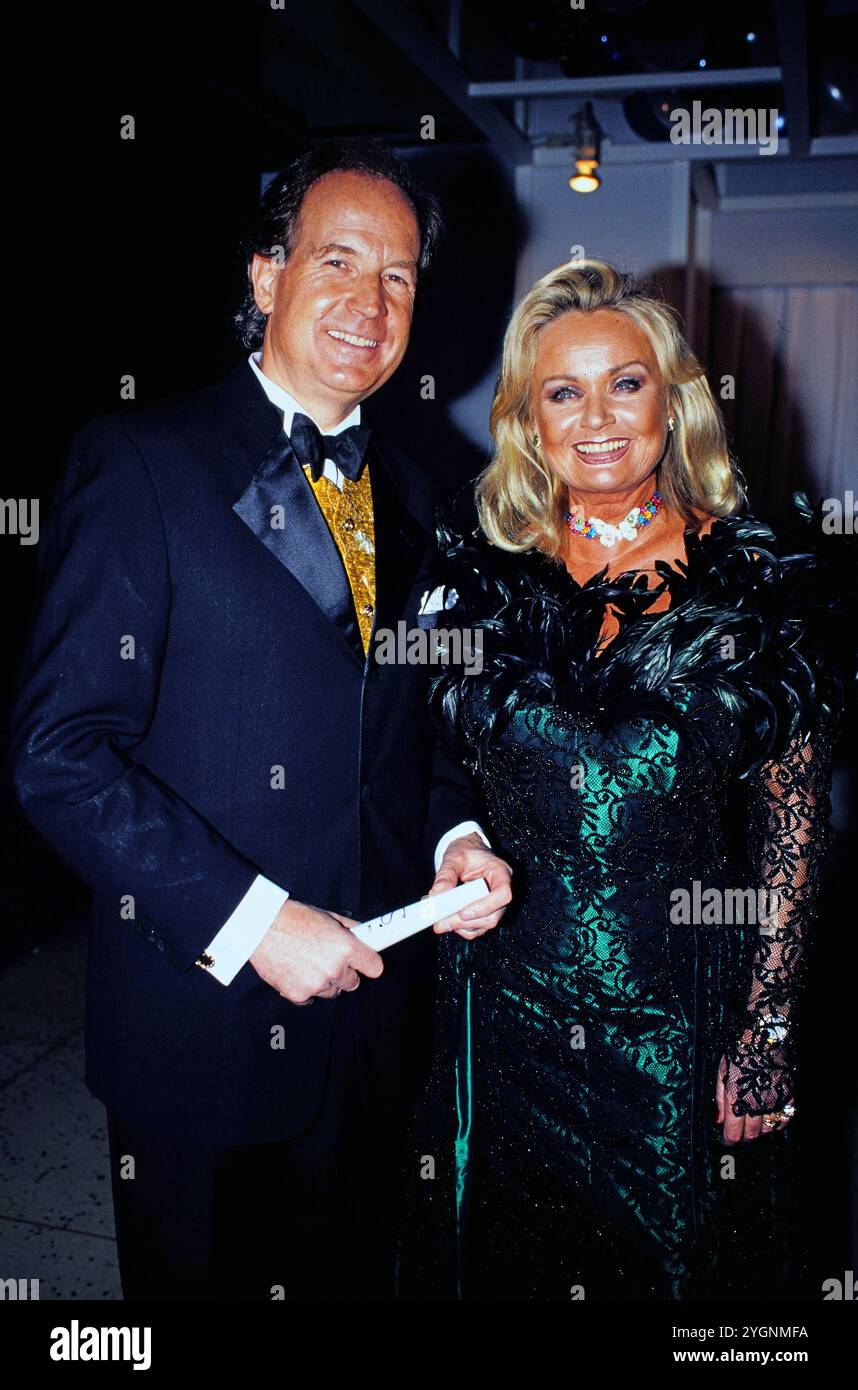 Fernsehmoderator Max Schautzer mit Ehefrau Gundel bei einer Veranstaltung, um 1994. Stockfoto