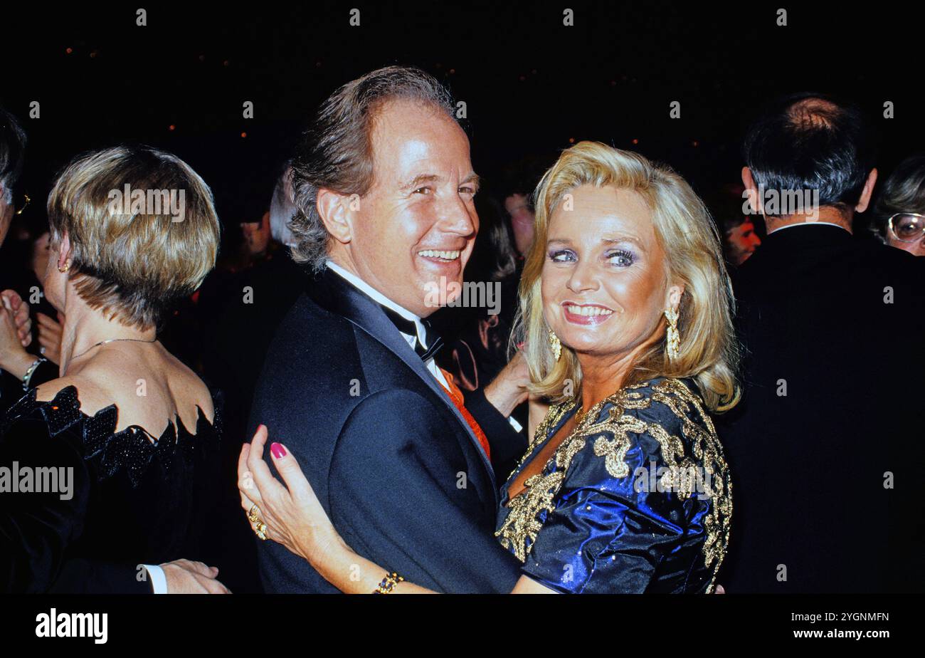 Moderator Max Schautzer beim Tanz mit Ehefrau Gundel, um 1994. Stockfoto
