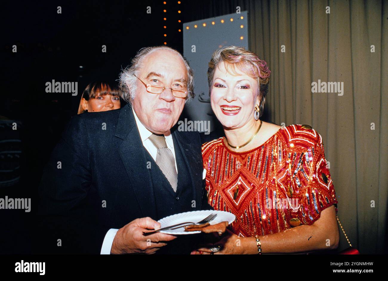 August Everding, Theaterregisseur und Intendant, mit der amerikanischen Sopranistin Karan Armstrong, hinter der Bühne, um 1992. Stockfoto
