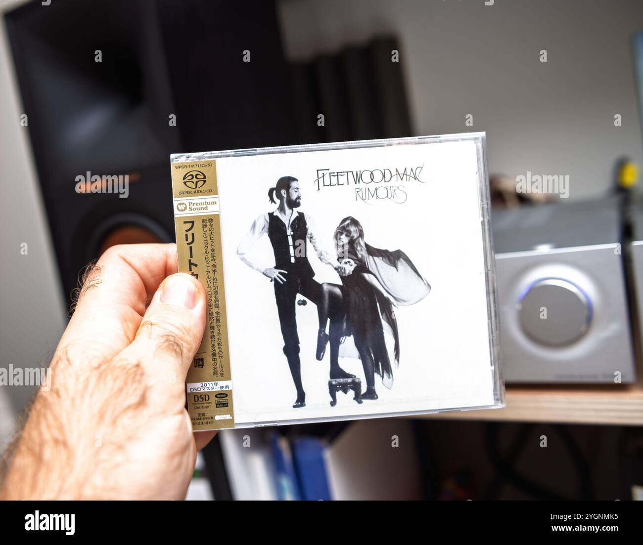 Paris, Frankreich - 31. Oktober 2024: Hand hält Fleetwood Mac's Gerüchten Super Audio CD mit japanischem Textstreifen in der Nähe einer HiFi-Audioeinrichtung. Stockfoto