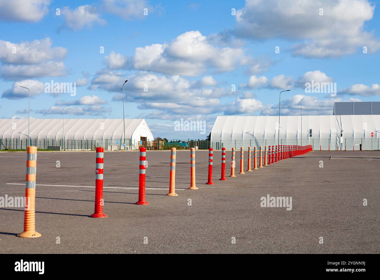 Flexible reflektierende Schiffspoller teilen das Gebiet in separate Bereiche in der Parkzone, weiche Ampelpfosten zur Trennung von Verkehrsströmen Stockfoto