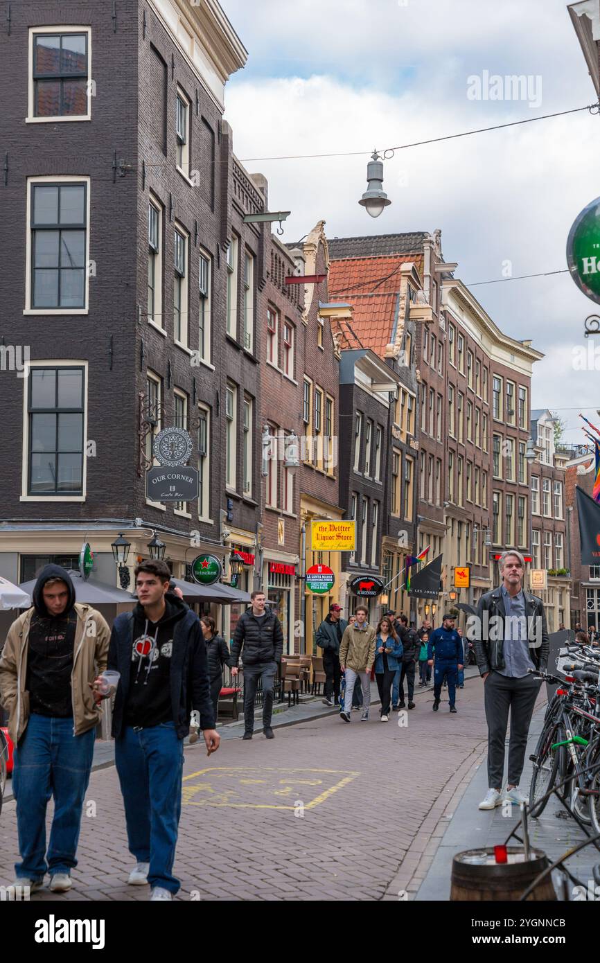 Amsterdam, NL, 10. OKT 2021: Typisch niederländische Gebäude und malerische Straßen von Amsterdam, der Hauptstadt der Niederlande. Stockfoto