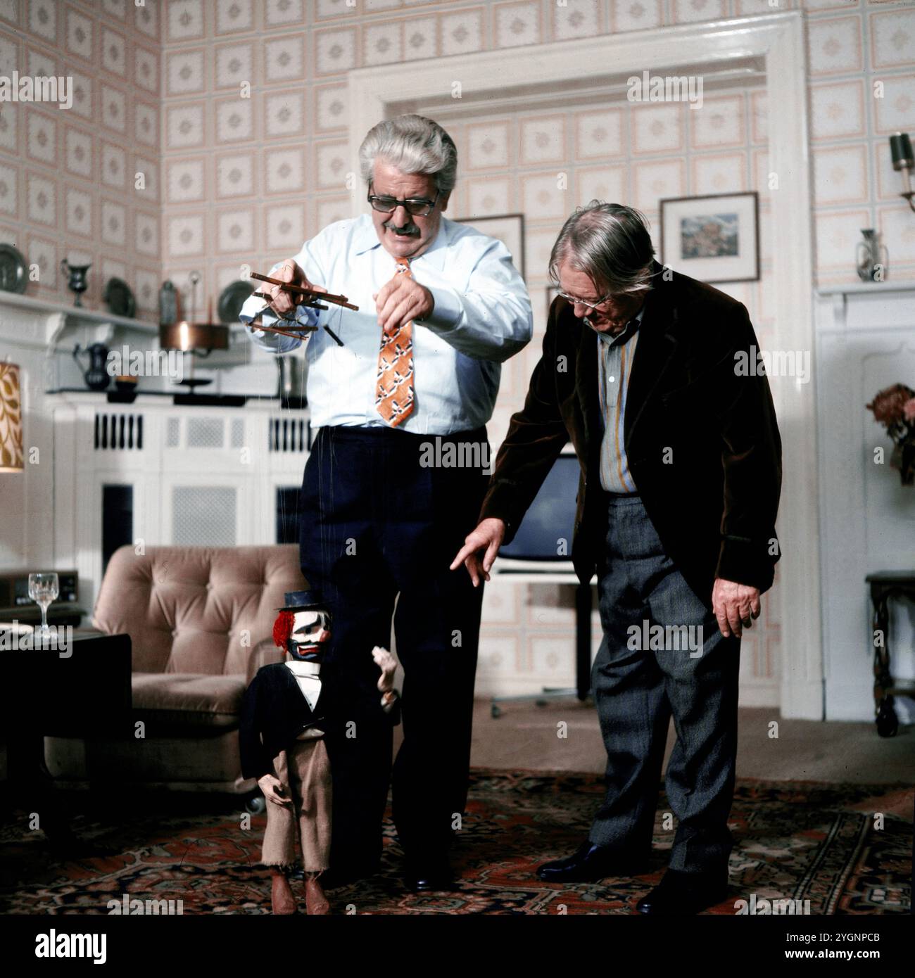 Hei-Wi-Tip-Top: Herr Kallwein lässt die Puppen tanzen (Folge 5), Fernsehserie, Deutschland 1972, Regie: Herbert Ballmann, Darsteller: Willy Millowitsch, Hans-Hermann Schaufuss Stockfoto