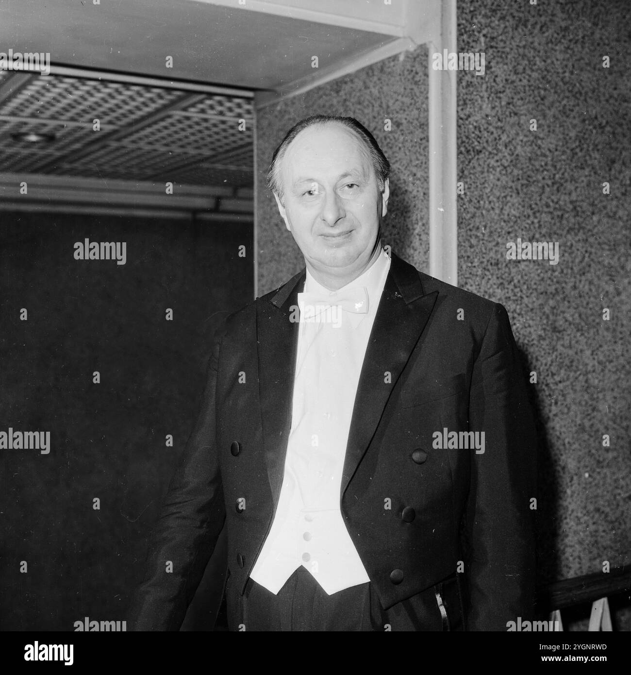 Professor Helmut Koch, deutscher Chorleiter und Dirigent, im Frack im Funkhaus in Ost-Berlin, DDR 1968. Stockfoto