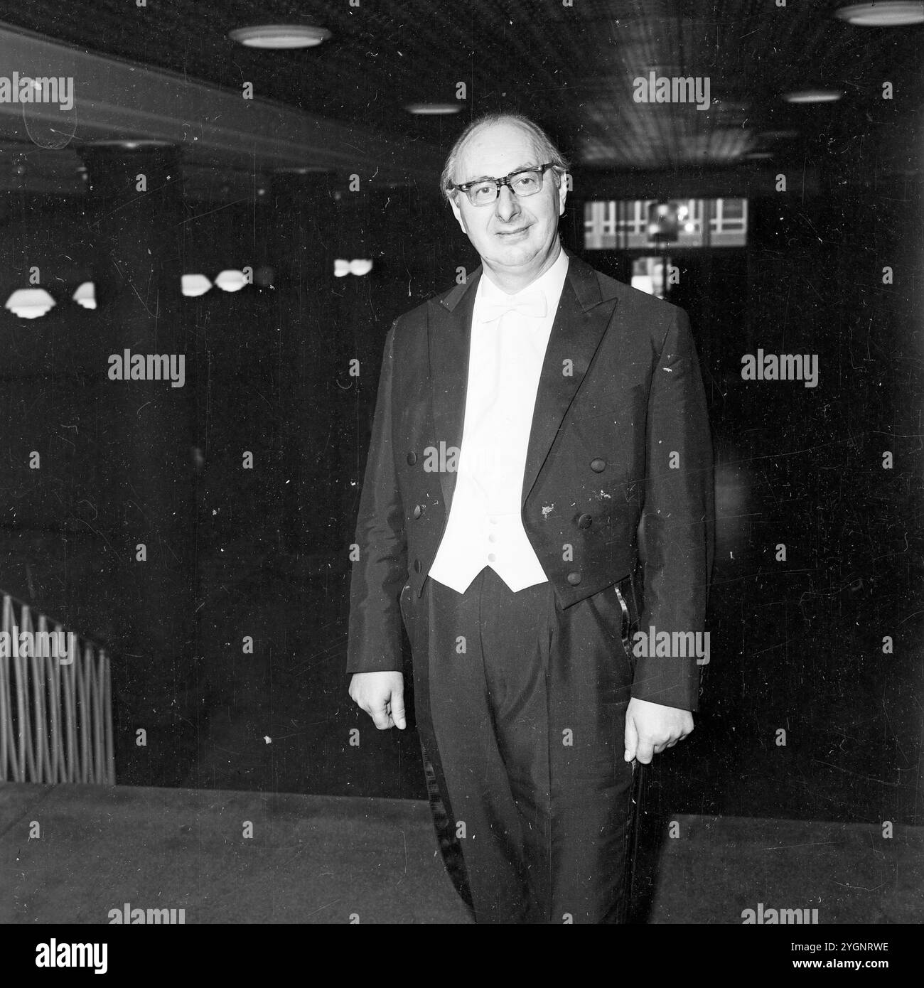 Professor Helmut Koch, deutscher Chorleiter und Dirigent, im Frack im Funkhaus in Ost-Berlin, DDR 1968. Stockfoto