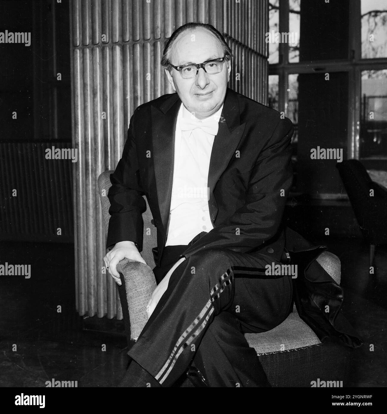 Professor Helmut Koch, deutscher Chorleiter und Dirigent, im Frack im Funkhaus in Ost-Berlin, DDR 1968. Stockfoto