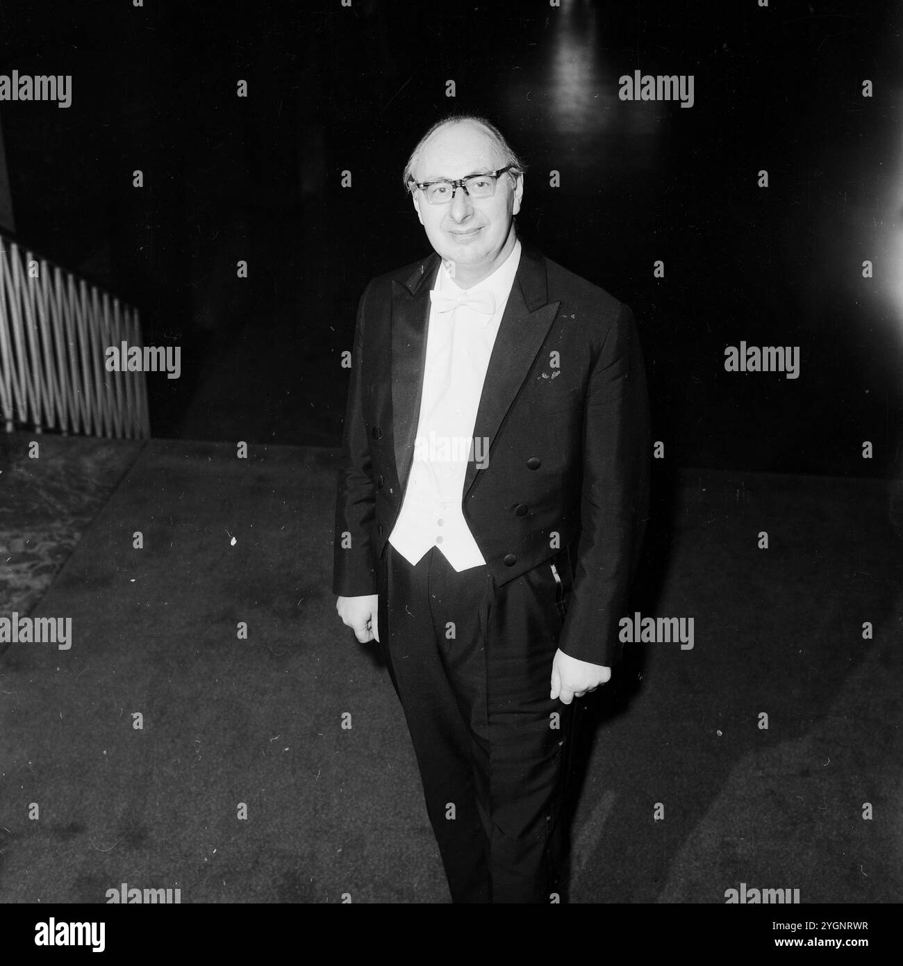 Professor Helmut Koch, deutscher Chorleiter und Dirigent, im Frack im Funkhaus in Ost-Berlin, DDR 1968. Stockfoto