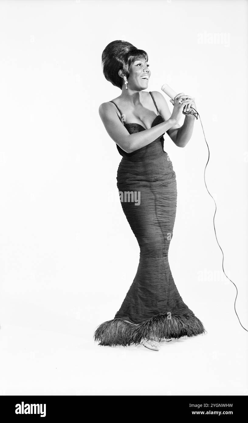 Die bahamaisch-dänische Jazzsängerin, Gospelsängerin, Bluessängerin, und Showlady Etta Cameron am Anfang Ihres mehrjährigen DDR-Aufenthalte im Porträt bei einem Fotoshooting im Fotostudio von Tassilo Leher in Ost-Berlin. Etta Cameron war eine schillernde Figur in der ostdeutschen Musikbranche, in der sie von Geheimtipp zum Star avancierte. Sie trat auch regelmäßig in Kirchen auf. Deswegen, aber auch auf Grund Ihrer Herkunft und Person wurde sie von verschiedenen politischen Lagern als Projektionsfläche benutzt, DDR 1968. Stockfoto