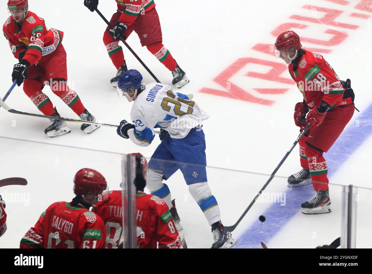 Sankt Petersburg, Russland. November 2024. Semjon Simonow (22) Kasachstan U20 Hockeymannschaft in Aktion während des Hockeyspiels, Future Cup zwischen Kasachstan U20 und Weißrussland U20 im Jubilee Sports Complex. (Endnote; Kasachstan U20 2:5 Weißrussland U20) Credit: SOPA Images Limited/Alamy Live News Stockfoto