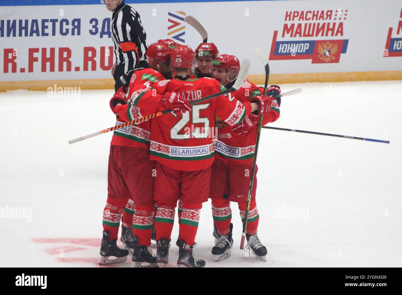 Sankt Petersburg, Russland. November 2024. Alexey Mazur (25) Weißrussland U20 Hockeymannschaft während des Hockeyspiels, Future Cup zwischen Kasachstan U20 und Weißrussland U20 im Jubilee Sports Complex. (Endnote; Kasachstan U20 2:5 Weißrussland U20) Credit: SOPA Images Limited/Alamy Live News Stockfoto