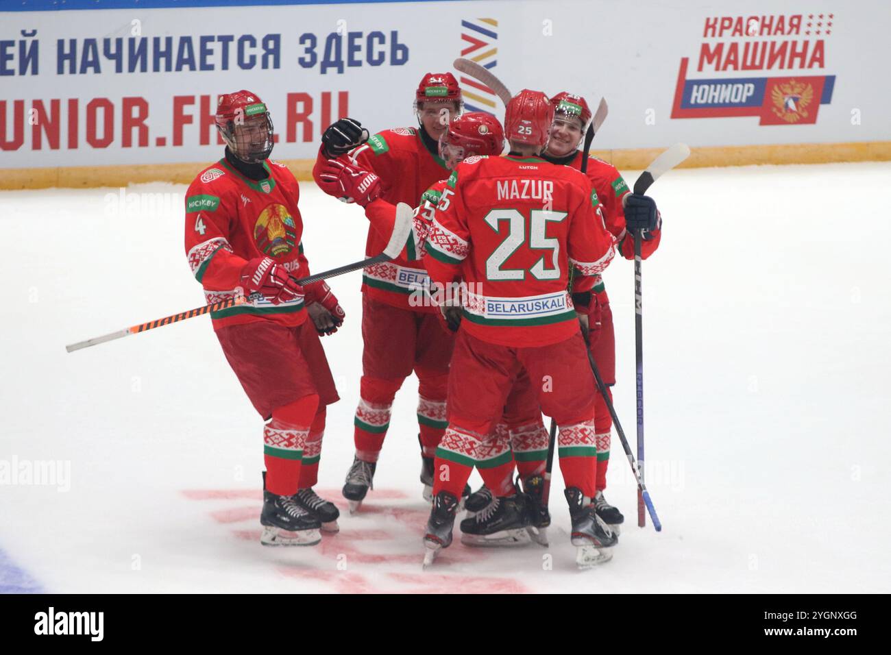 Sankt Petersburg, Russland. November 2024. Alexey Mazur (25), Arthur Klopov (4) Weißrussland U20 Hockeymannschaft während des Hockeyspiels, Future Cup zwischen Kasachstan U20 und Weißrussland U20 im Jubilee Sports Complex. (Endnote; Kasachstan U20 2:5 Weißrussland U20) Credit: SOPA Images Limited/Alamy Live News Stockfoto