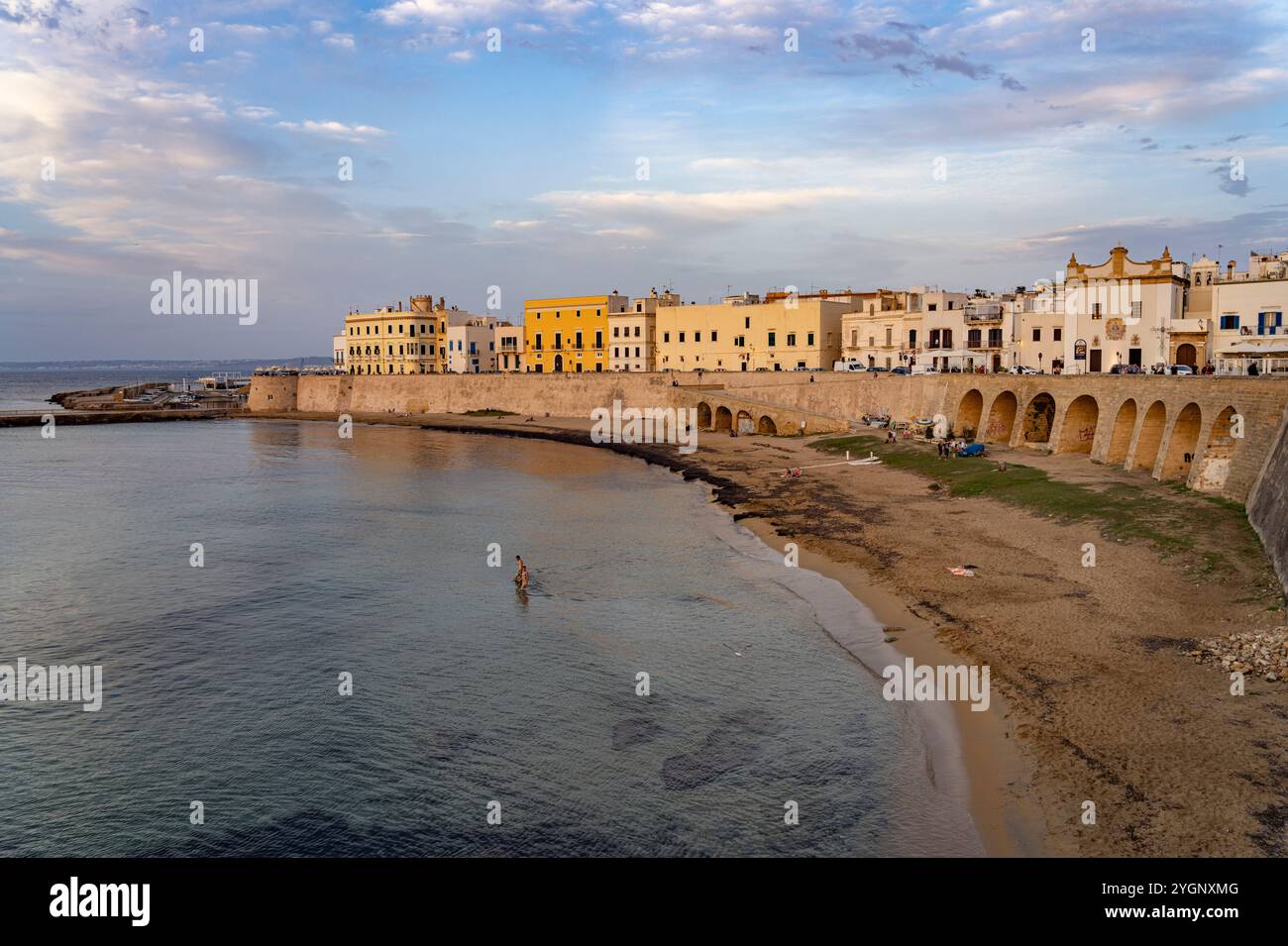 Der Stadtstrand Spiaggia della Purità und die Altstadt von Gallipoli, Apulien, Italien, Europa | Stadtstrand Spiaggia della Purità und Altstadt von Gallip Stockfoto