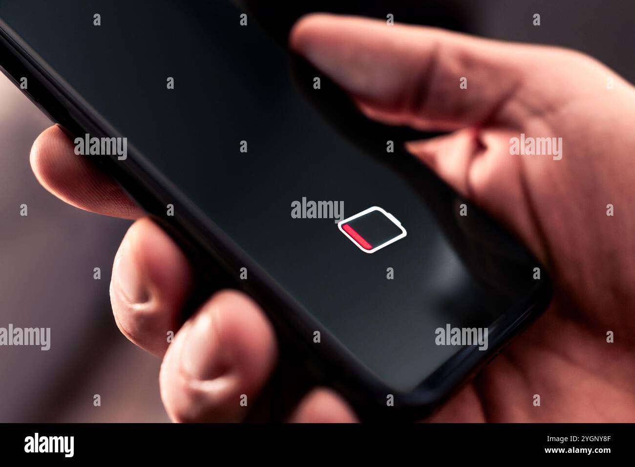 Akku des Telefons mit niedriger Ladung. Handy ohne Strom. Energieabfluss. Leeres und leeres Smartphone. Symbol für die Lebensdauer des mobilen Ladegeräts auf dem Bildschirm. Stockfoto
