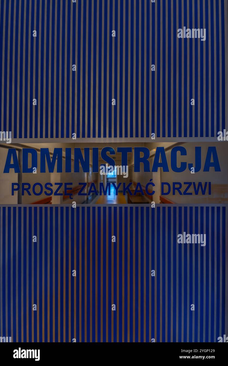 Transparente Glastür, Verwaltungsschild an der Tür, Eingang zum Büro, Zimmer nur für autorisierte Personen verfügbar Stockfoto