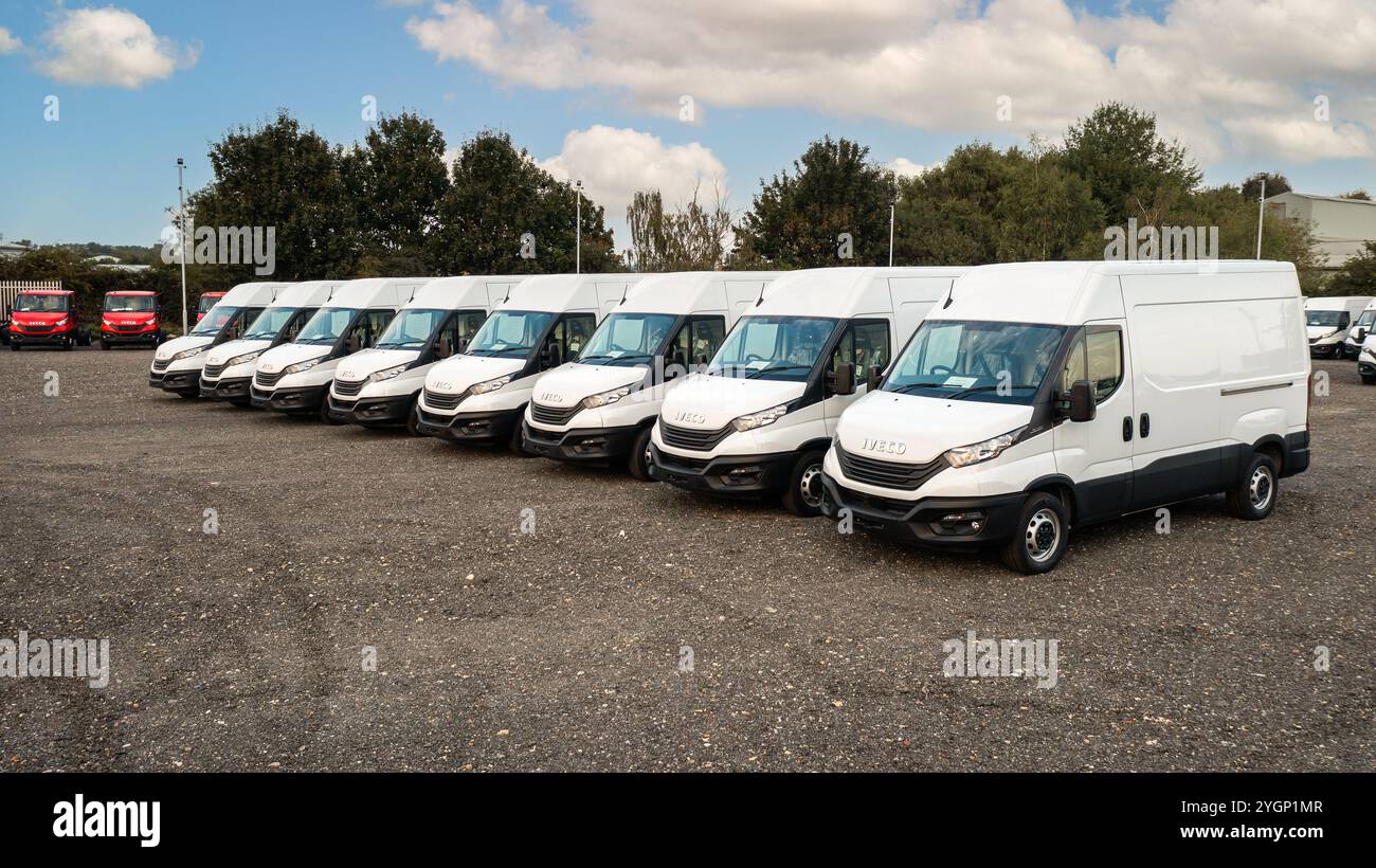 LEEDS, GROSSBRITANNIEN - 19. SEPTEMBER 2024. Eine Flotte brandneuer Iveco Lieferwagen für den Export und Import in Großbritannien Stockfoto