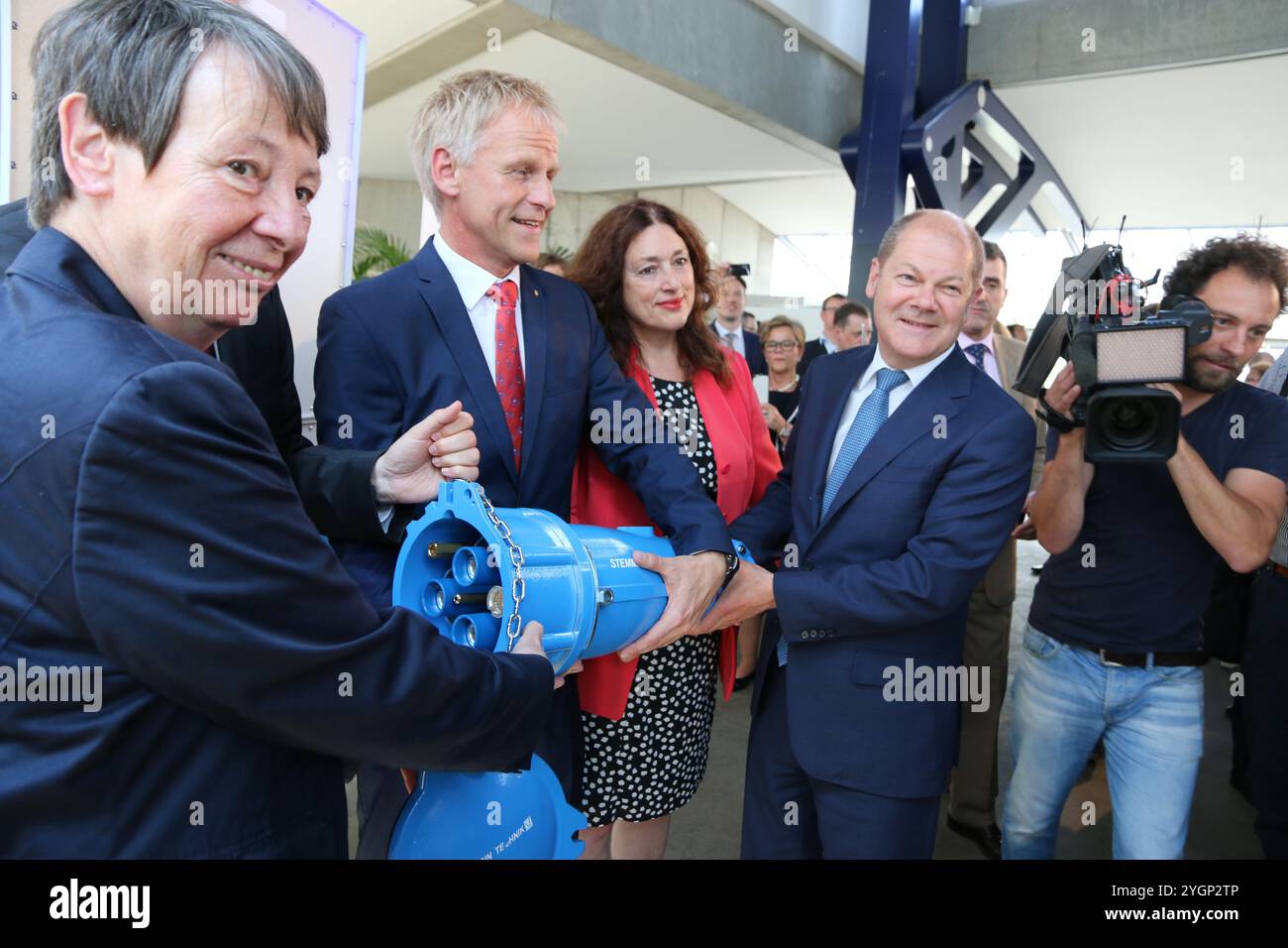 Links im Bild Barbara Hendricks. Vom 17. Dezember 2013 bis zum 14. Dezember. März 2018 war sie Bundesministerin für Umwelt, Naturschutz, Bau und Reaktorsicherheit im Kabinett Merkel III. Zusammen mit Olaf Scholz nimmt sie am Kreuzfahrtterminal Hamburg Altona symbolisch eine Landstrohanlage in Betrieb. OLAF Scholz zieht den Stecker. Stockfoto
